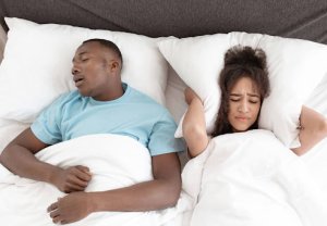 Grincer des dents la nuit : Causes, symptômes et traitement dentaire