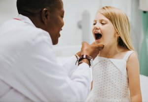 Quand Programmer la Première Visite Chez le Dentiste pour un Enfant ?