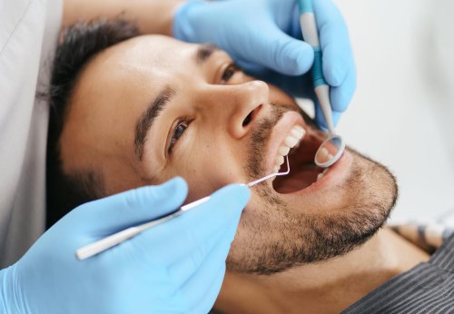 Signes que vous avez besoin d'une greffe de gencive : 7 sympt&ocirc;mes &agrave; surveiller