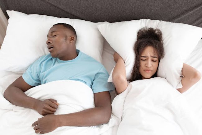 Grincer des dents la nuit : Causes, symptômes et traitement dentaire